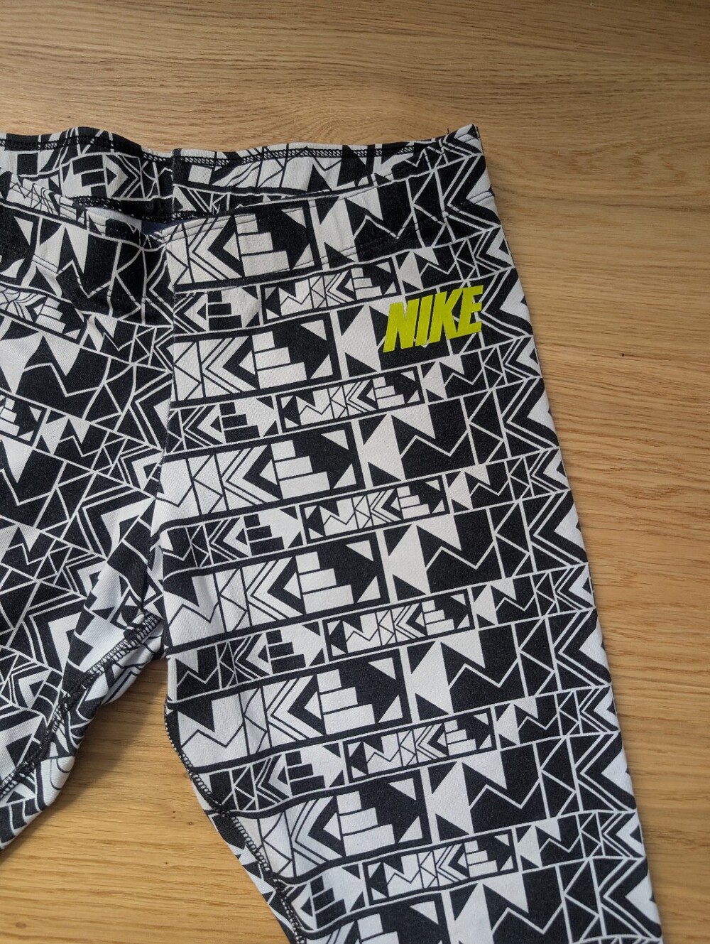 RARE Nike Patterned Leggings - Picture 2 of 8